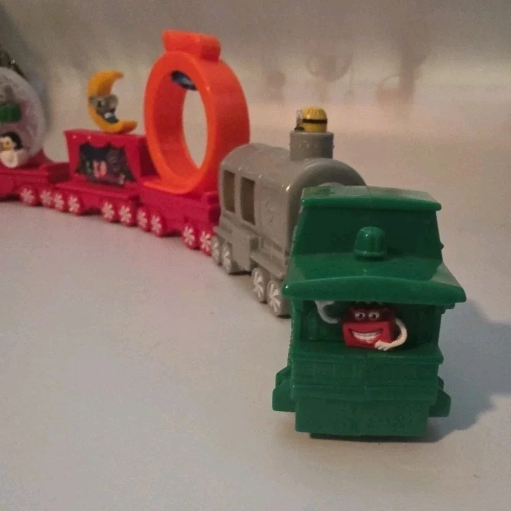 McDonalds 2017 Happy Meal Holiday Express Train‎ Lot of 7 Engine Caboose Cars